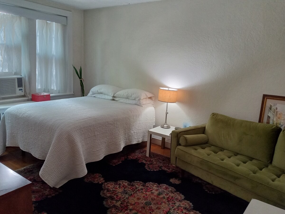 Photo - 114 Strathmore Rd Unit Bright 482sq.ft. studio