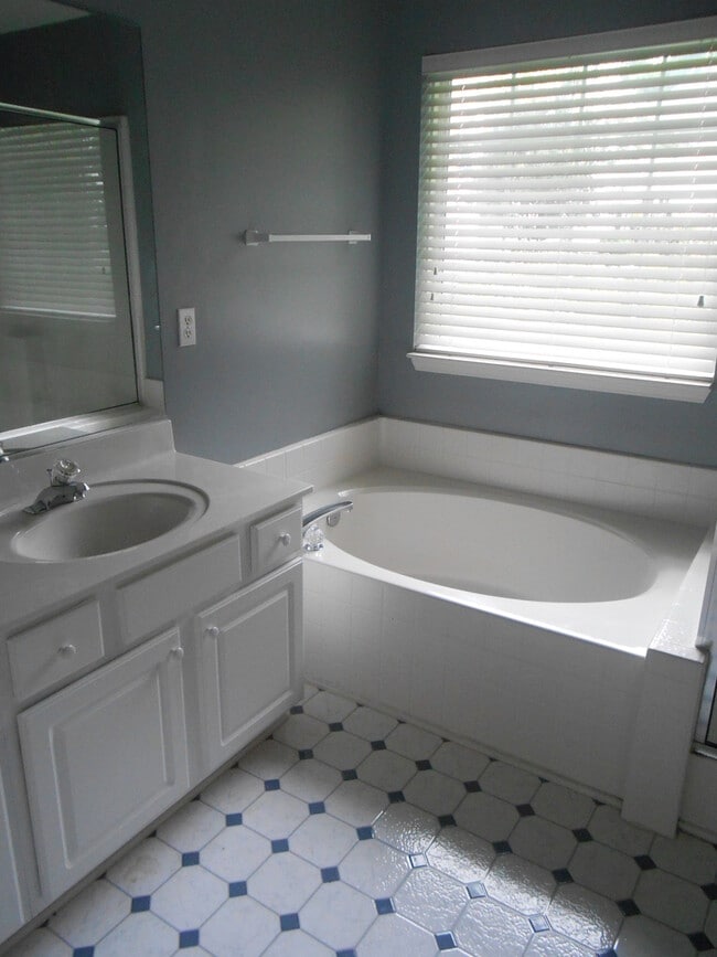 Photo - Fantastic 3 BR House w/ Inviting Floor Plan in Kernodle/NW School District
