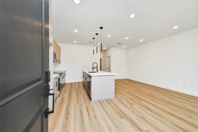 Photo - 5201 Fairchild St