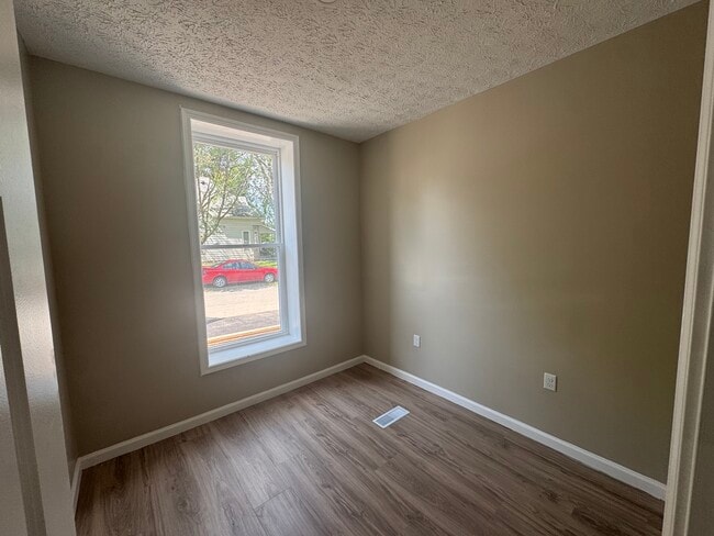 901 E Sycamore St Unit 4