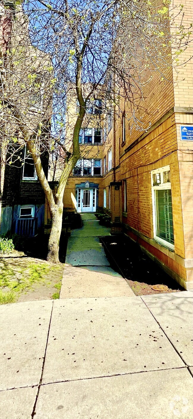 Building Photo - 3917 N Southport Ave Rental