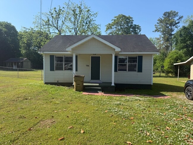 Building Photo - 2/1 Home Available Now!