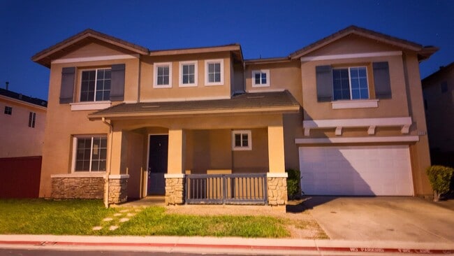 Building Photo - Beautiful 4-Bedrooms Home - Across from La...