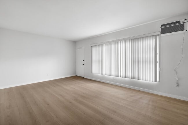 Photo - 147 N Lapeer Dr