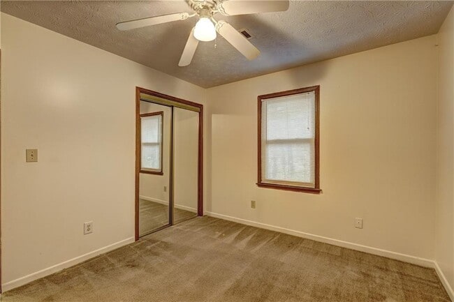 Photo - 2233 Davis Rd SW