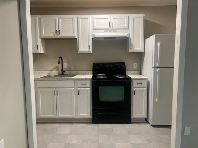 Photo - 210-25 Coloinal ~ Fayette Arms ~ 2 WEEKS FREE