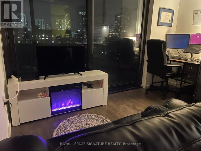 Photo - 21 Lawren Harris Square Unité 806