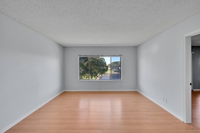 Photo - 906 Twin Lakes Dr Unidad 8-j