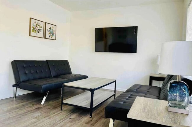 Photo - 214 Bedford Dr