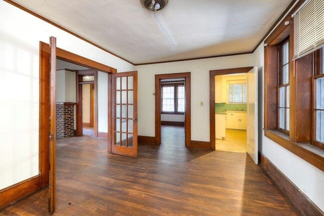 Building Photo - 25 W Charlotte Ave