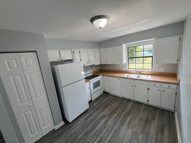 Photo - Spacious 2BR/1BA Unit Available !