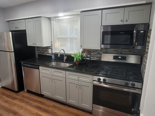 Kitchen - New Cab's, Counter & Appliances