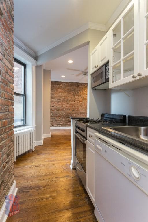 Building Photo - 432 E 13th St Rental