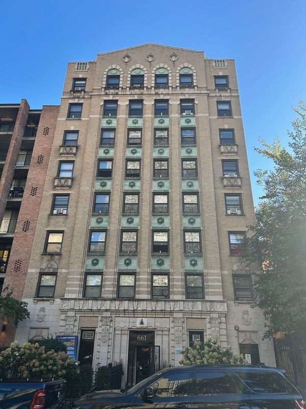 Building Photo - 661 W Sheridan Rd Unit 507