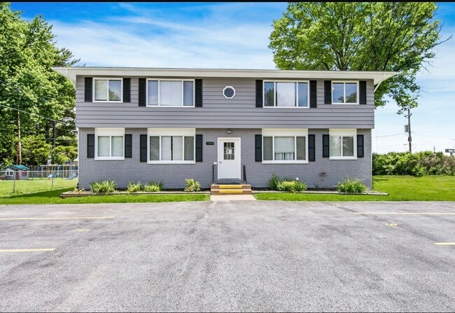 Building Photo - 1820 Sutton Plz Unit 3