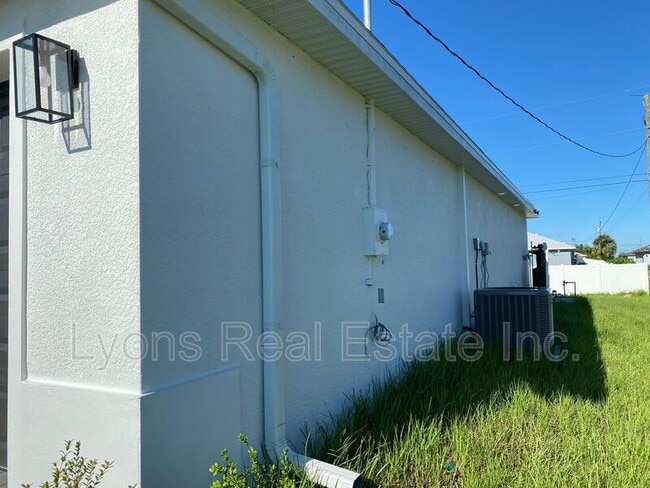 Photo - 2744 NE 5th Pl