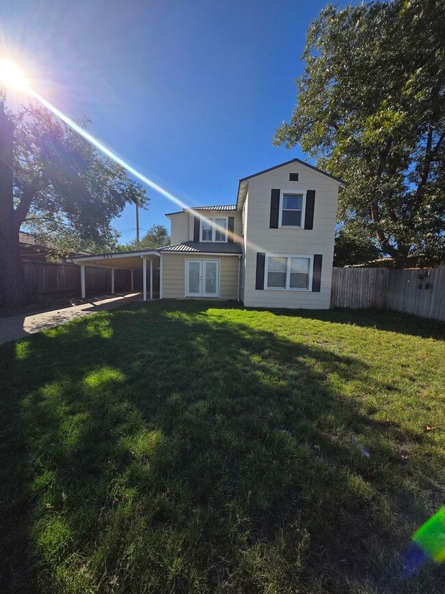 Building Photo - Cute 2 Story Home