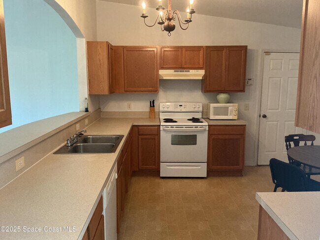 Photo - 376 Americana Blvd NE