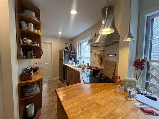 Photo - 61 W Cedar St Unidad FURNISHED