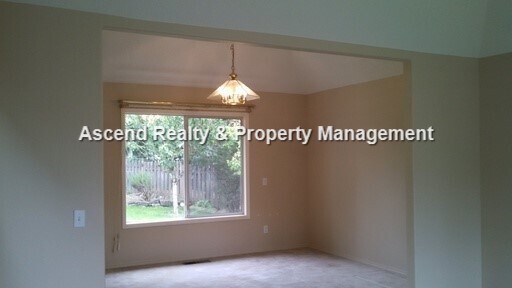 Photo - Wilsonville 2 Level Work Shop/Workout Room Fenced Yard Quick Access to I5 & Shops