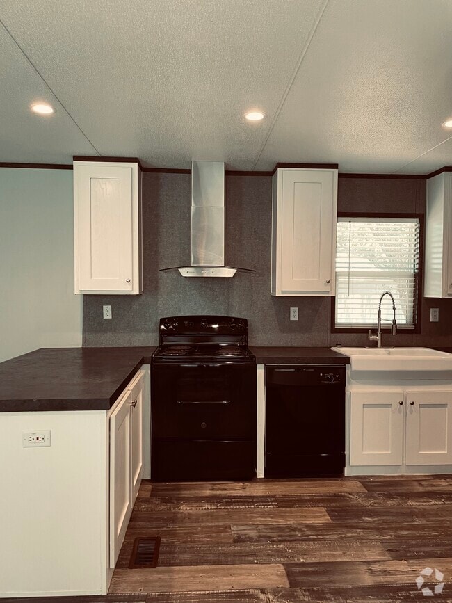 Building Photo - 1800 N Live Oak St Rental