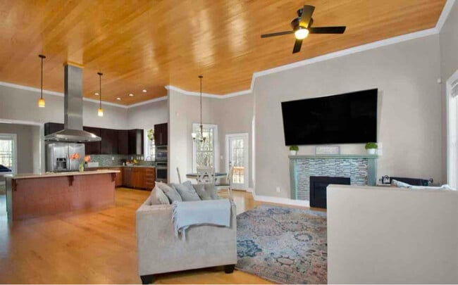 Photo - 233 Saintsbury Pl