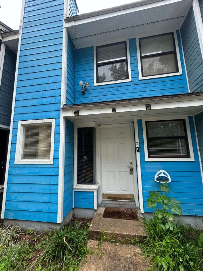 Photo - Spacious 2 bedroom townhouse with an additional loft located near TCC! Unit 3