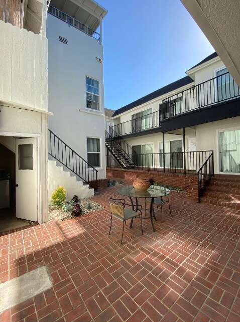 Photo - 473-491 S Roxbury Dr