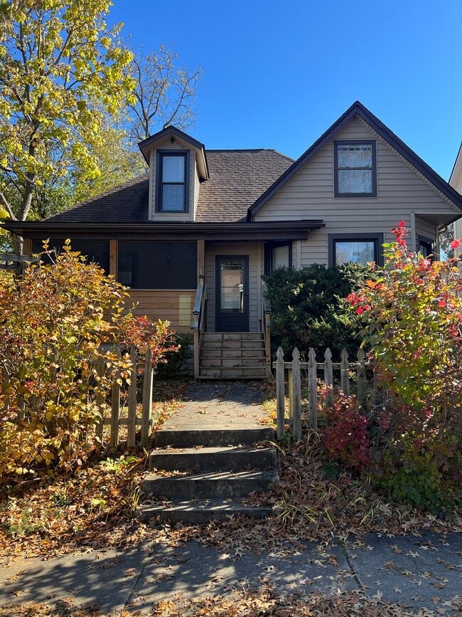 Building Photo - 3 bed and 2 bath house in downtown Johnson...