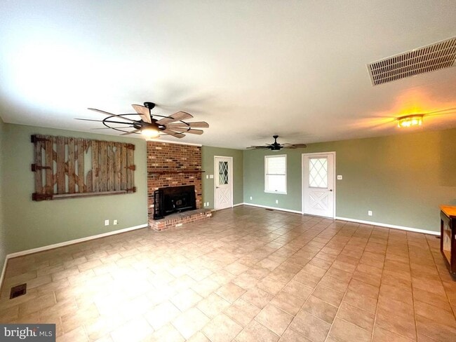 Building Photo - 10960 Earnshaw Ln Rental