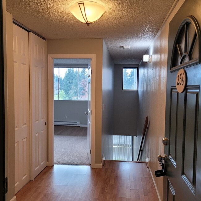 Building Photo - 6352 137th Pl NE Unit Apt 256