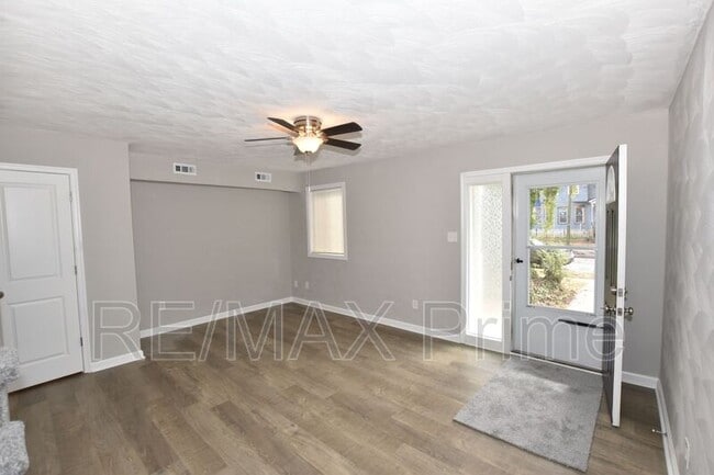 Photo - 1324 W 38th St