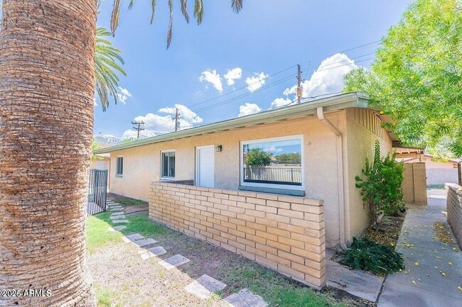 Building Photo - 4943 E Indian School Rd