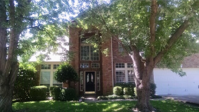 Enjoy comfortable golf course living on Frisco’s sought-after side.