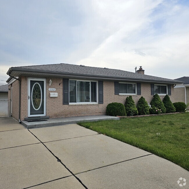Building Photo - 3 Bedroom, 2 Bathroom, 2 Car Garage Brick ... Rental