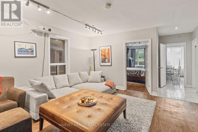 Photo - 888 College St