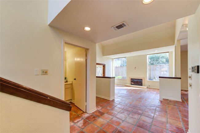 Building Photo - 5300 Mercer St Unit 10 Rental