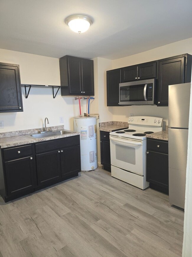 Building Photo - R- 903/905 Highland Dr Unit 905