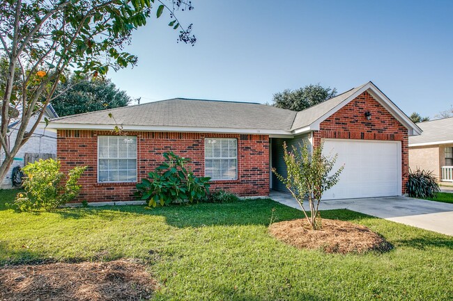 3 Bedroom 2 Bath with 2 car garage! Availa... - 3 Bedroom 2 Bath with 2 car garage! Availa... Casa