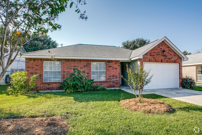 Building Photo - 3 Bedroom 2 Bath with 2 car garage! Availa... Rental