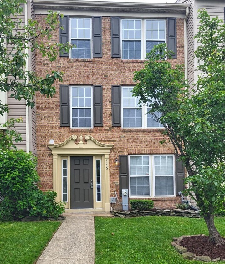 SPACIOUS 3-Level Townhome in Winston's Choice - SPACIOUS 3-Level Townhome in Winston's Choice