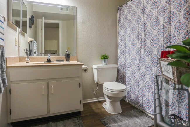 2BR, 2BA - 925SF