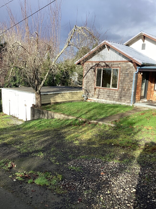 Photo - 442 NE 1st St