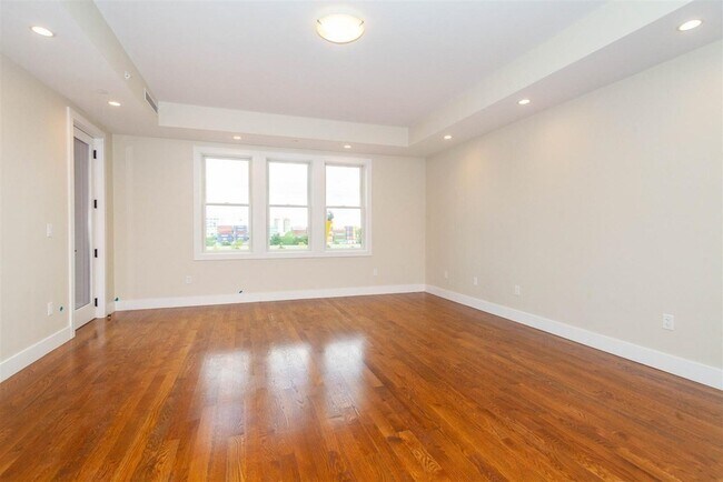 906 E 2nd St Unit 110