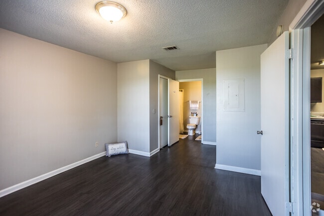 1HAB, 1BA - 700SF