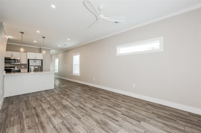 Photo - 1246 Lonsdale Ave