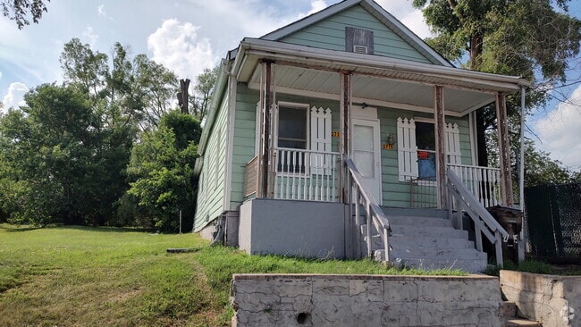 Building Photo - 2715 SW Adams St Rental