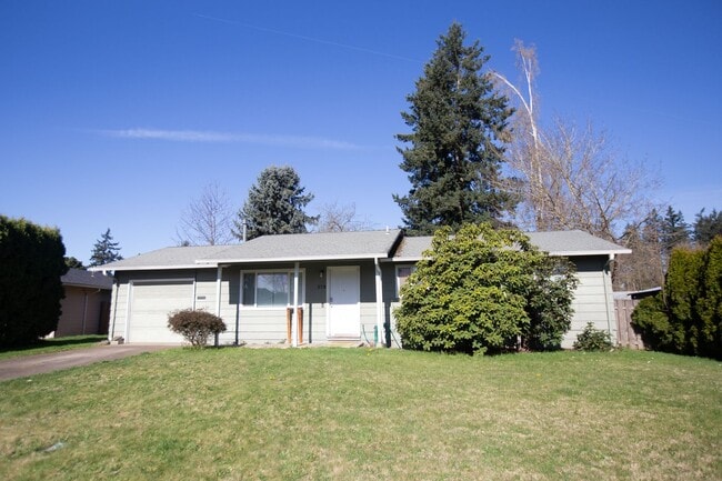 Building Photo - *** 3 Bedroom Woodburn home available now ***