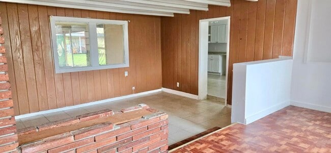 Photo - 2325 Johnson St