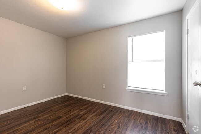 2BR, 1BA - 750SF - Main Bedroom